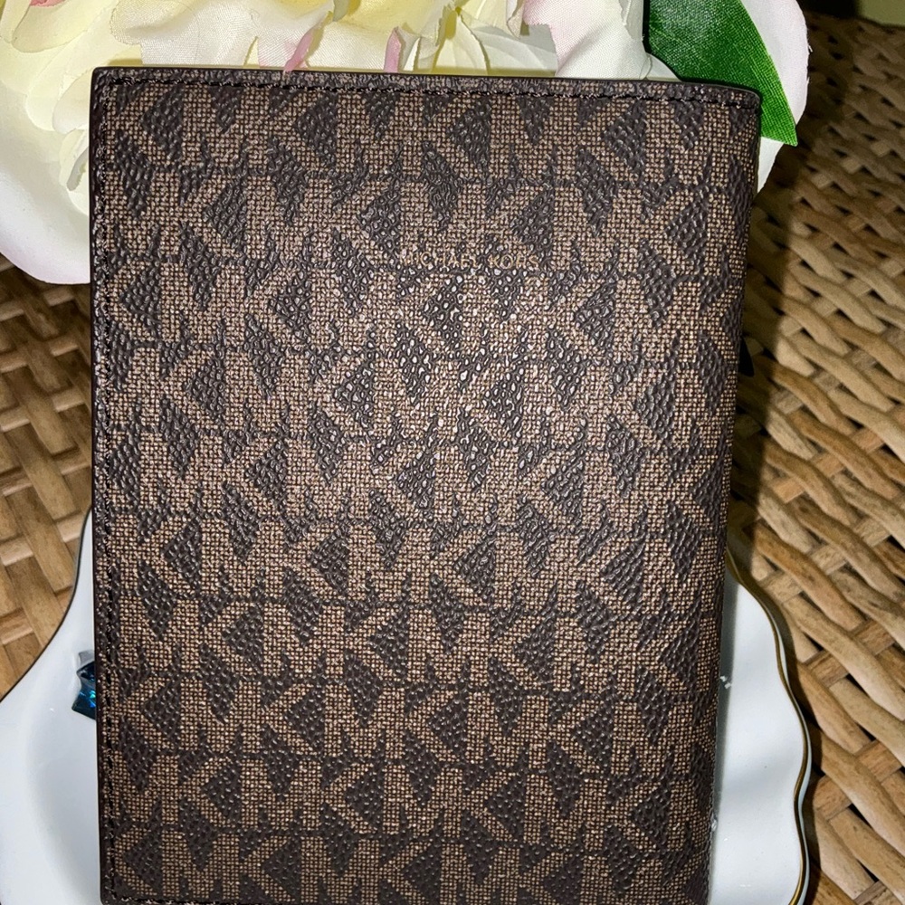 Michael Kors Signature Folding Card Case - Picture 5 of 14